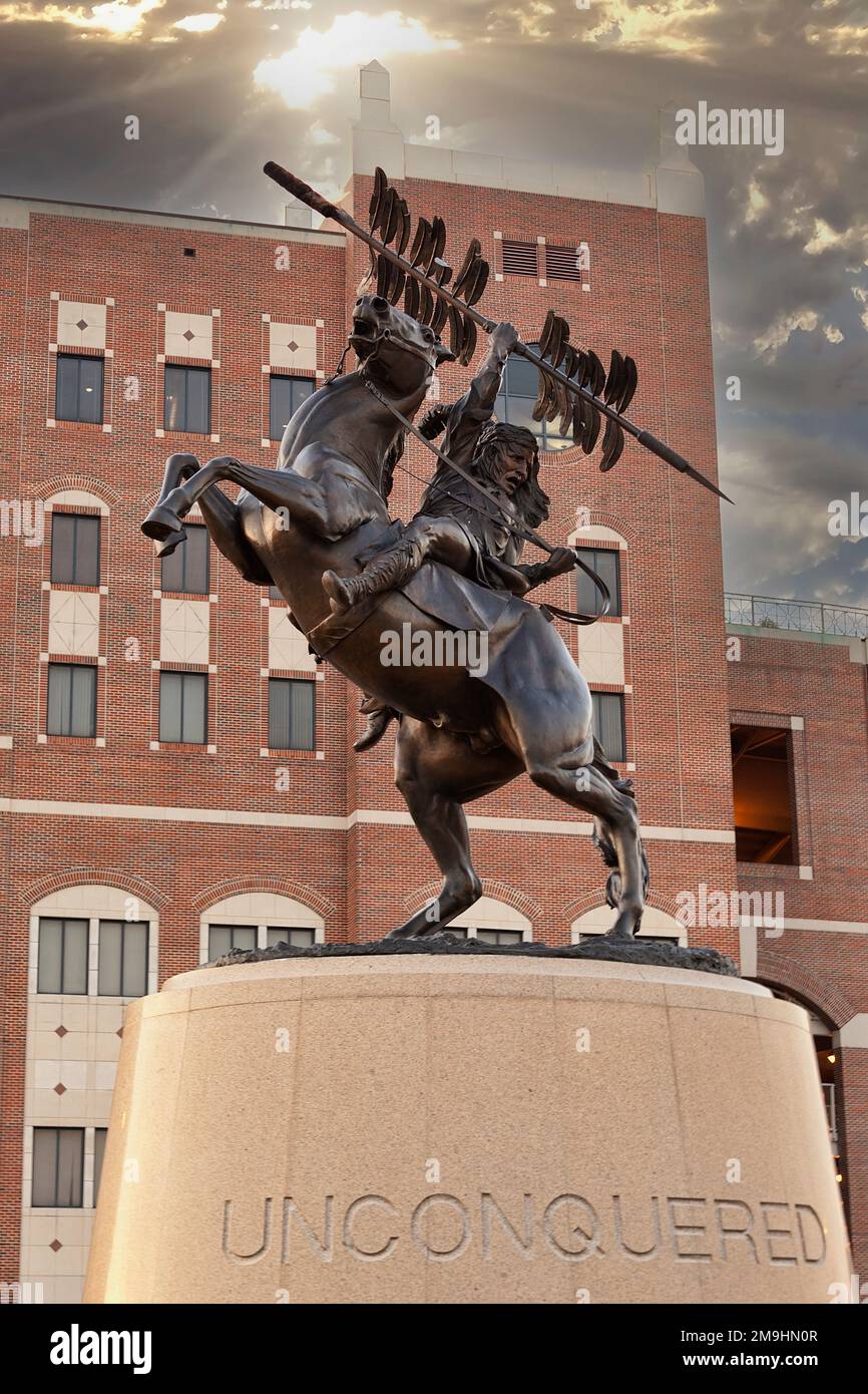 Tallahassee, Florida - 27. Oktober 2012: Statue am Maskottchen der Florida State University, Chief Osceola on Renegade Stockfoto
