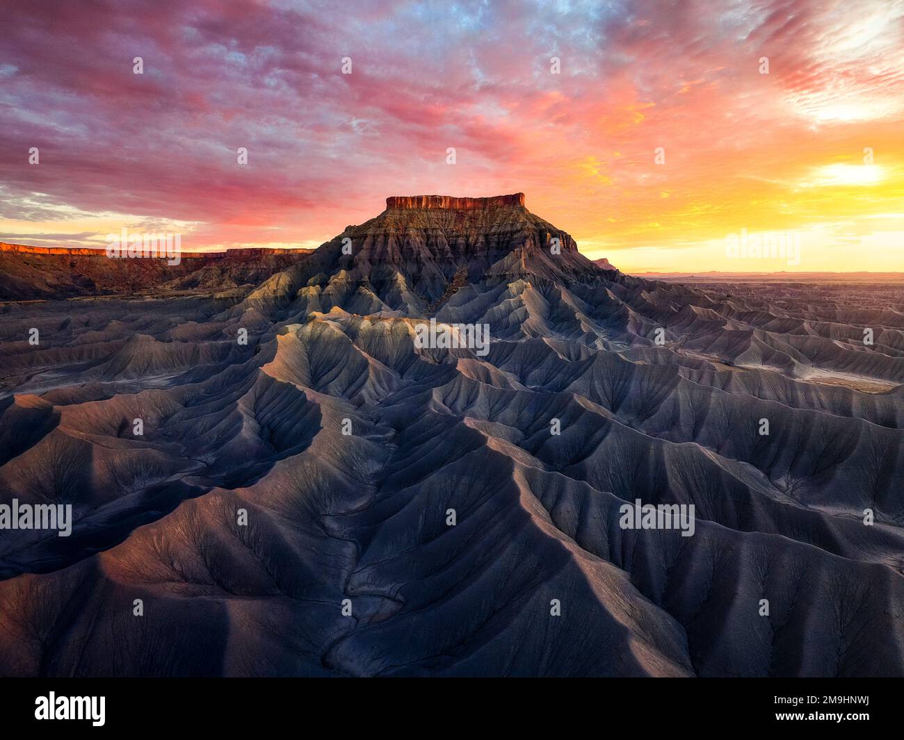 Felsformationen in der Wüste bei Sonnenaufgang, North Caineville Mesa, Utah, USA Stockfoto