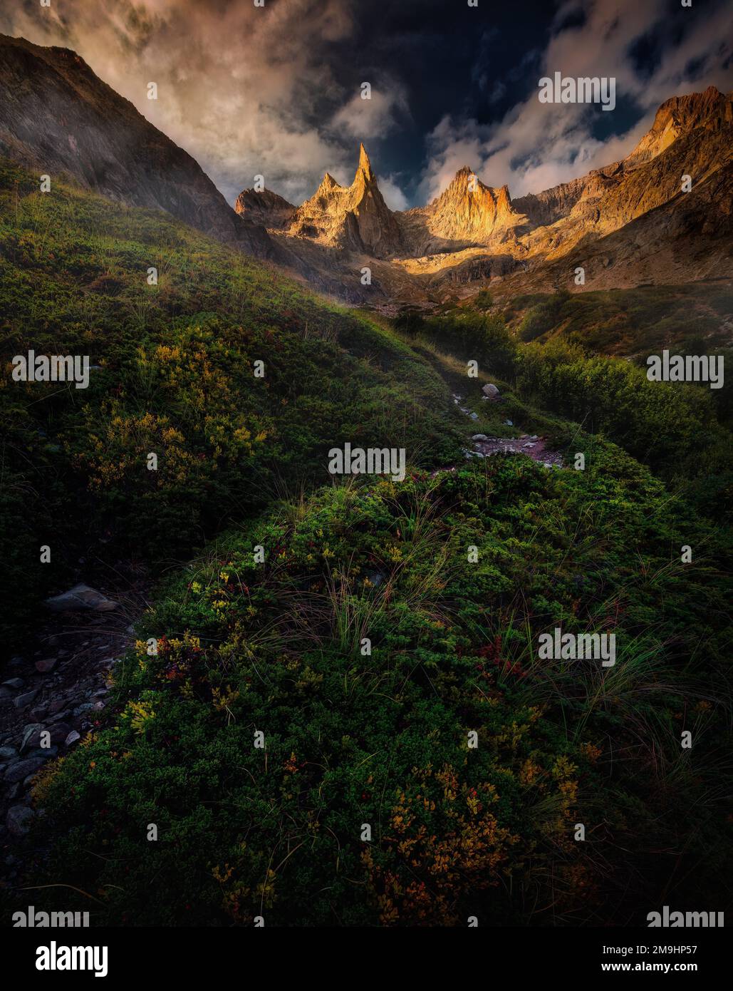 Landschaft mit Aiguille Dibona Gipfel bei Sonnenuntergang, französische Alpen, Hautes-Alpes, Frankreich Stockfoto