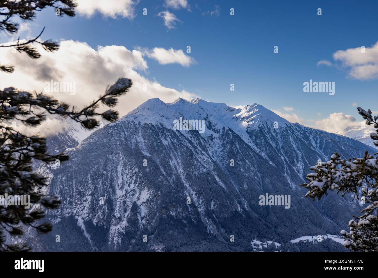 Bergpanorama, verschneite Berge bei blauem Himmel mit ein paar Wolken Stockfoto