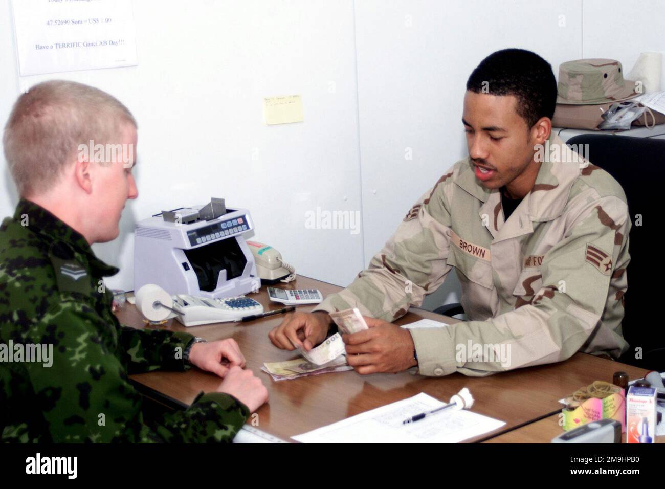 SENIOR AIRMAN (SRA) Frank Brown, Kassierer der 376. Air Expeditionary Wing (AEW) Comptroller Squadron, Peter J. Ganci Jr. Der Luftwaffenstützpunkt Kirgisistan bietet dem FLUGZEUGFÜHRER First Class (A1C) Mike Tagmos von der Royal Danish Air Force während des Betriebs DAUERHAFTE FREIHEIT an. Betreff Operation/Serie: DAUERFREIHEITSBASIS: Peter J. Ganci Jr. Bundesstaat Luftstützpunkt: Oblast Chuskaya Land: Hauptkommando der Szene Kirgisistan (KGZ) gezeigt: CENTAF Stockfoto