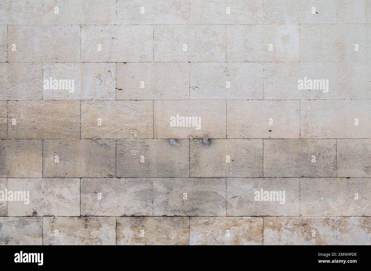Raue Backsteinmauer eines historischen Gebäudes in der Altstadt von Avignon, Frankreich Stockfoto