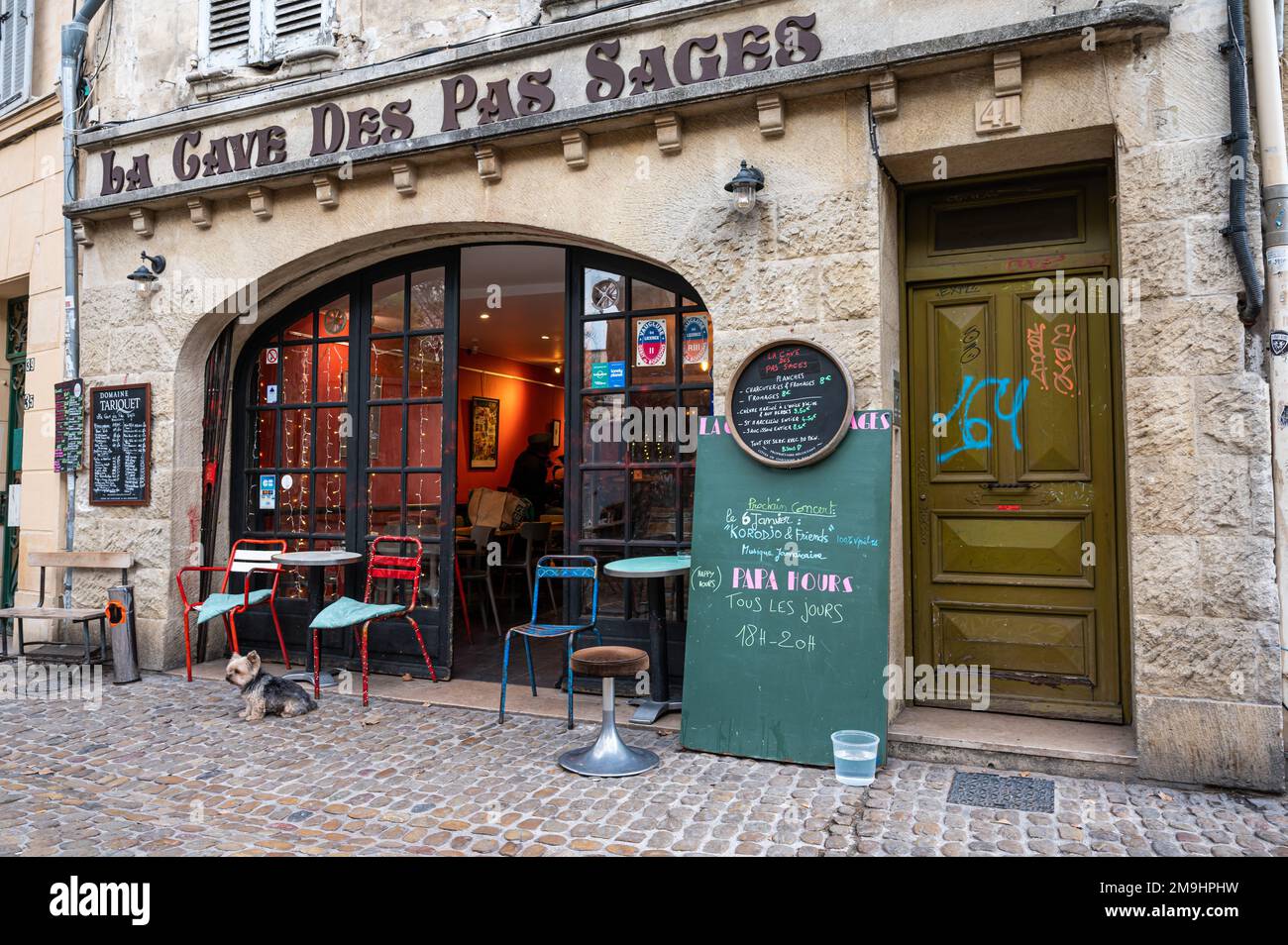 Avignon, Vaucluse, Frankreich, 12 29 2022 - Restaurant namens Höhle der unartigen Menschen Stockfoto
