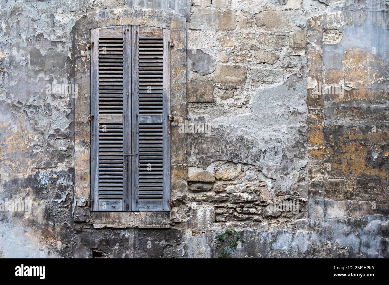 Avignon, Vaucluse, Frankreich, 12 29 2022 - geschlossener Fensterladen und schäbige Wand eines Hauses Stockfoto