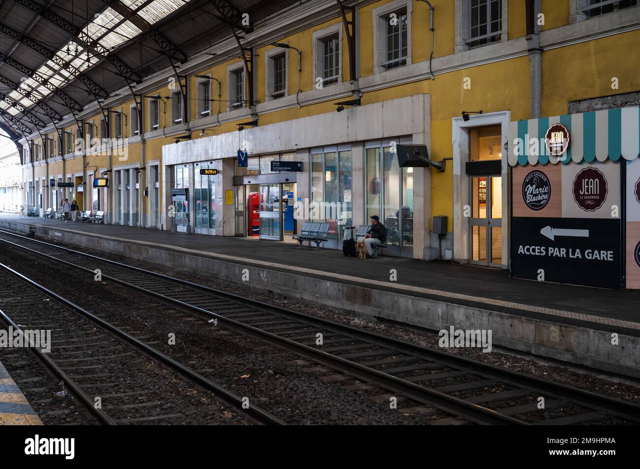 Avignon, Vaucluse, Frankreich, 12 29 2022 - Blick über den Bahnsteig und die Bahngleise des Bahnhofs Stockfoto