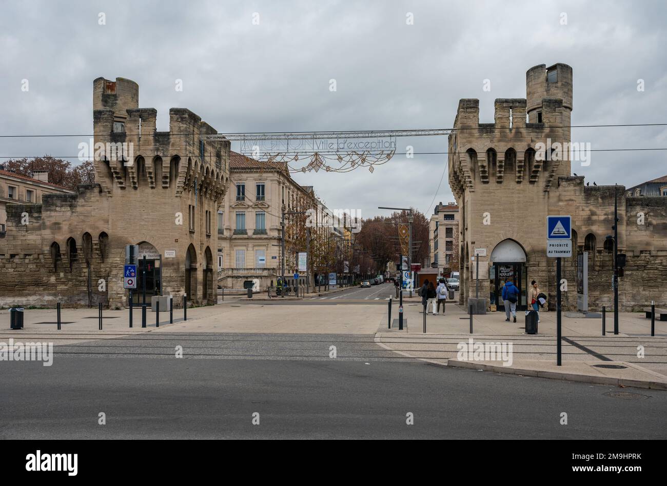 Avignon, Vaucluse, Frankreich, 12 29 2022 - Historische Gebäude und Festungsmauer an den Grenzen der Altstadt Stockfoto