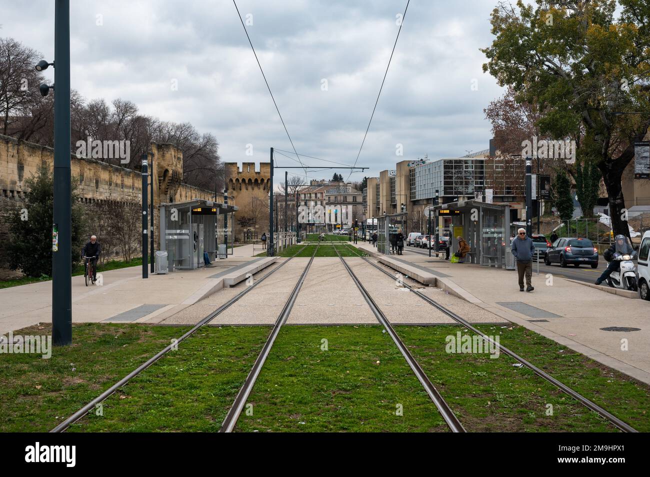 Avignon, Vaucluse, Frankreich, 12 29 2022 - Straßenbahnschienen an der Festungsmauer der Altstadt Stockfoto