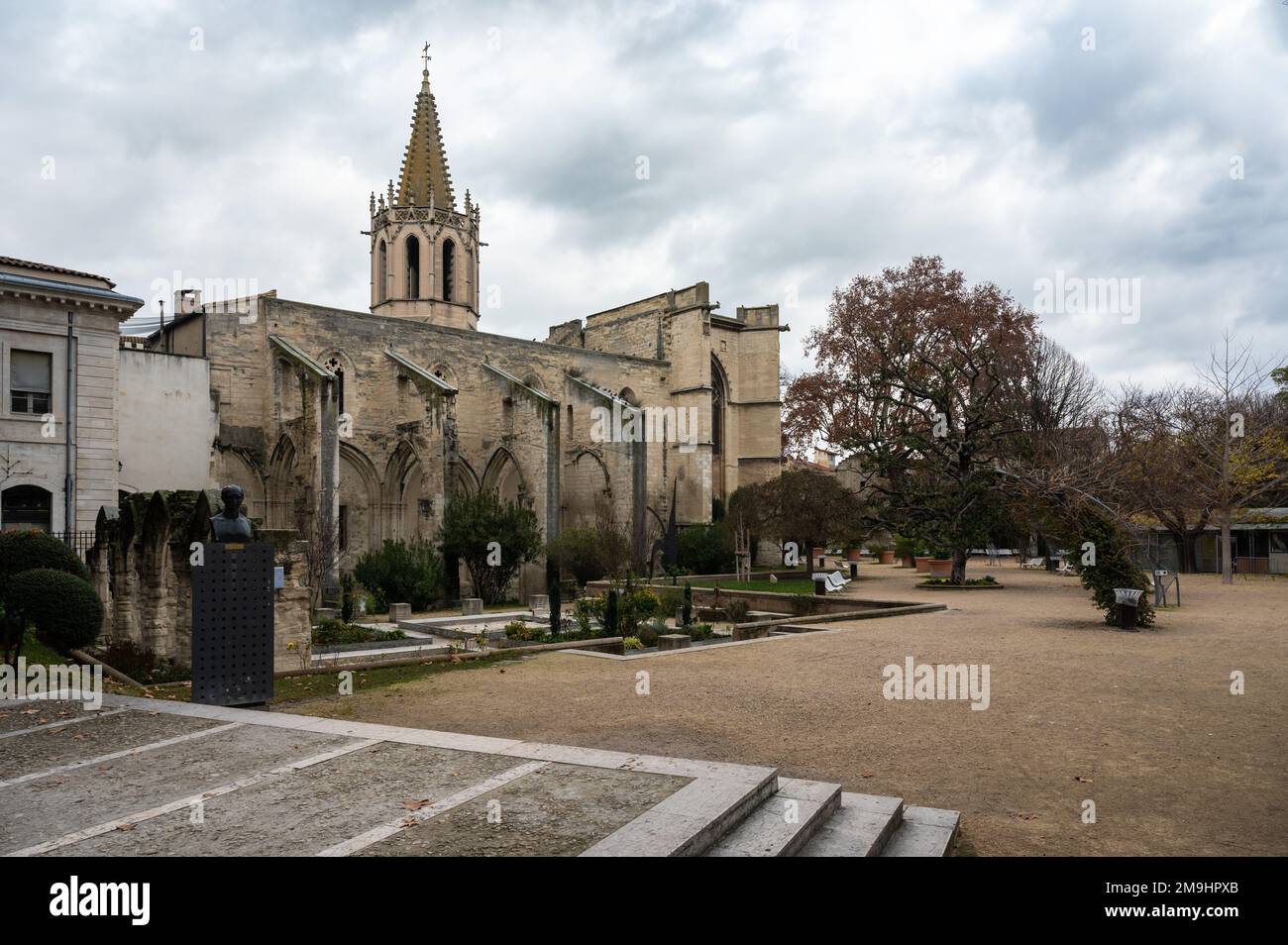 Avignon, Vaucluse, Frankreich, 12 29 2022 - Historische Gebäude und Festungsmauer an den Grenzen der Altstadt Stockfoto