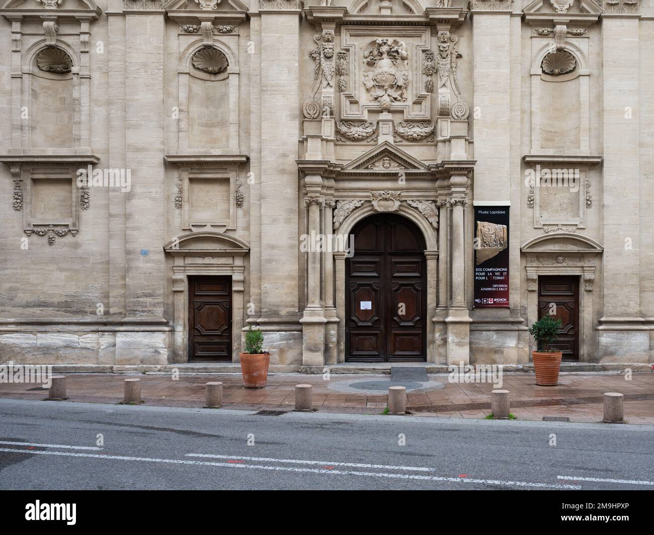 Avignon, Vaucluse, Frankreich, 12 29 2022 - Historische Fassade des Musée Lapidaire Stockfoto