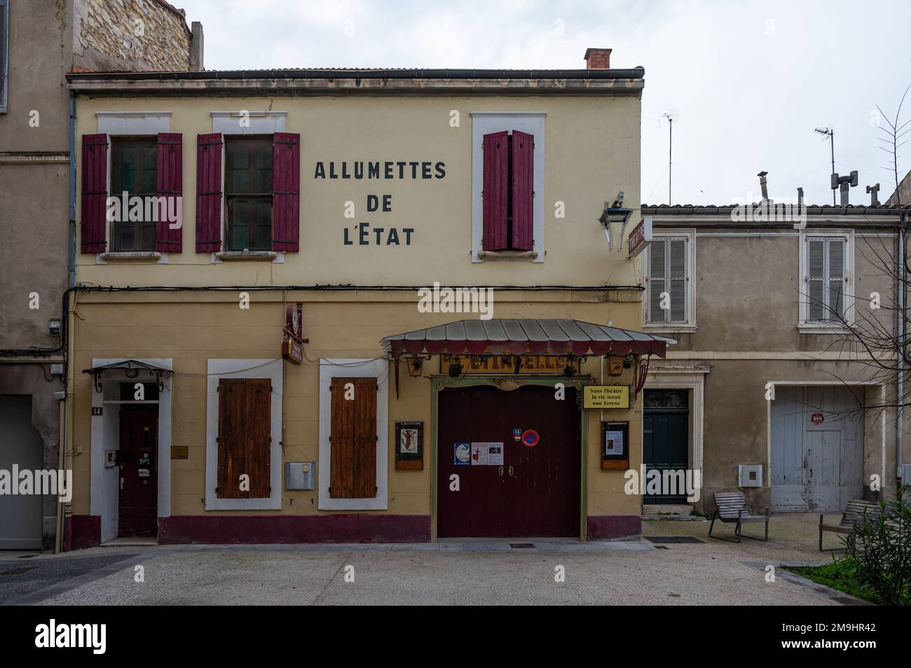 Avignon, Vaucluse, Frankreich, 12 29 2022 - Fassaden der Alumettes de l'Etat, ein kleines Theater mit Ankündigungen des anstehenden Programms Stockfoto