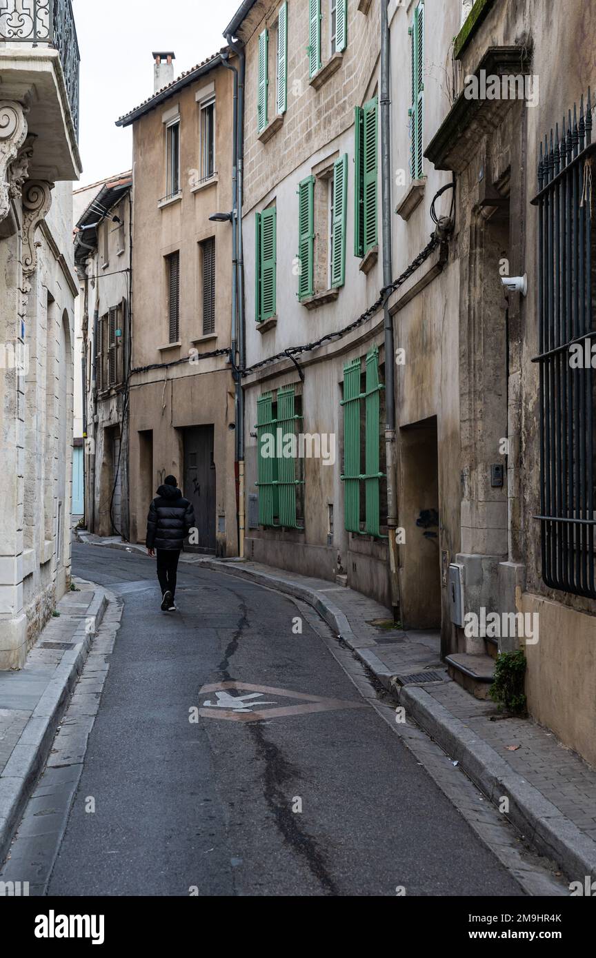 Avignon, Vaucluse, Frankreich, 12 29 2022 - Tourist, der durch eine enge Gasse der Altstadt geht Stockfoto
