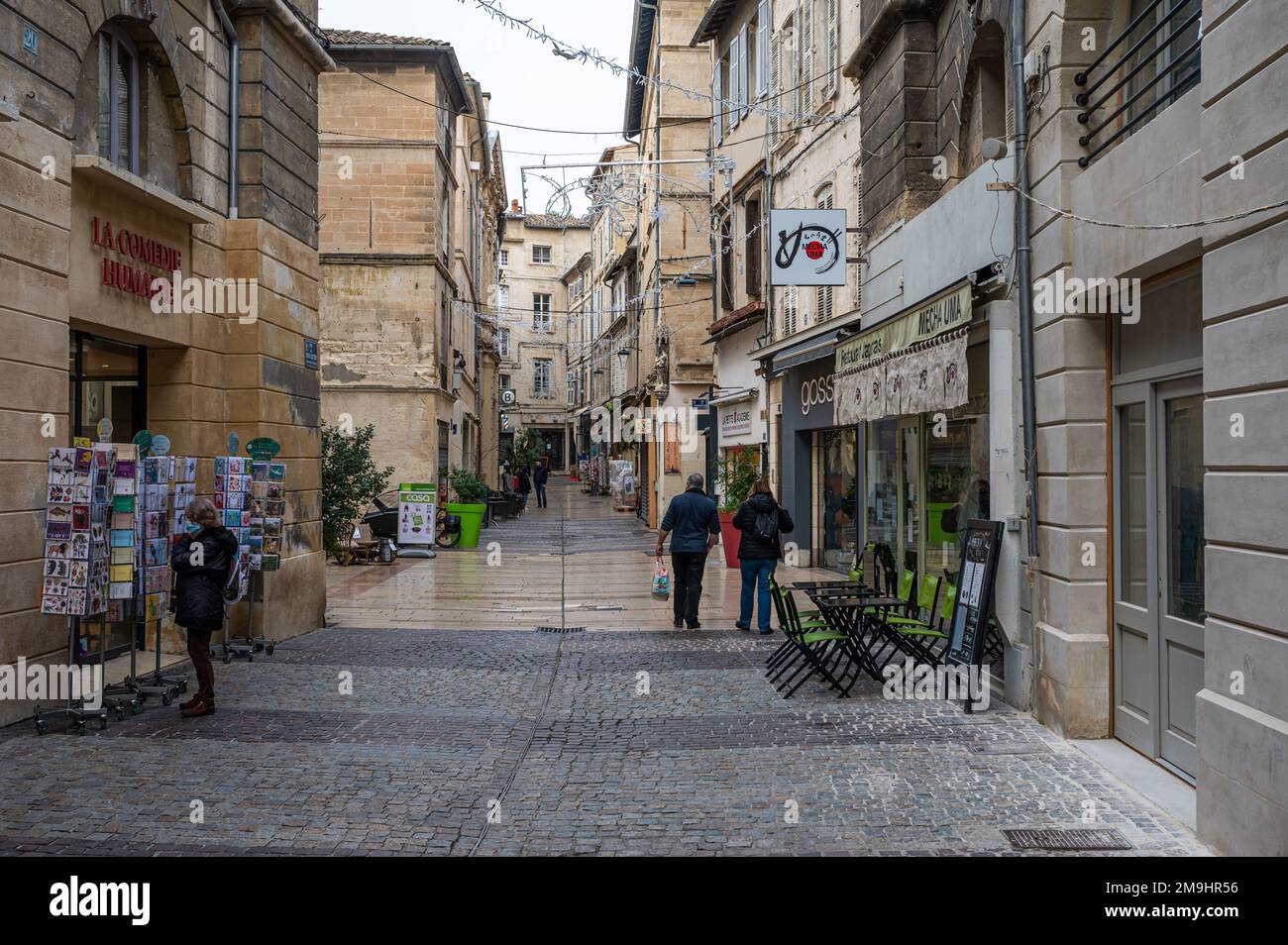 Avignon, Vaucluse, Frankreich, 12 29 2022 - Touristeneinkaufsstraße mit Kopfsteinpflaster in der Altstadt Stockfoto
