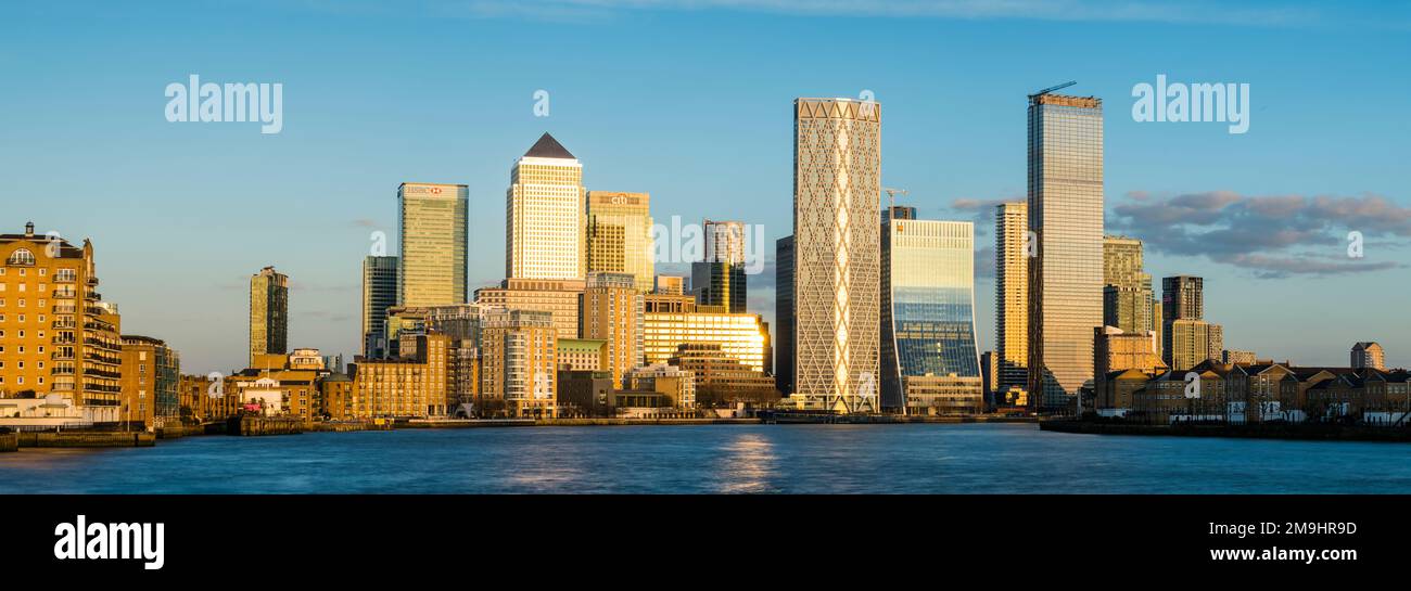 Skyline der Stadt mit Wolkenkratzern und der Themse, Canary Wharf, London, England, Großbritannien Stockfoto
