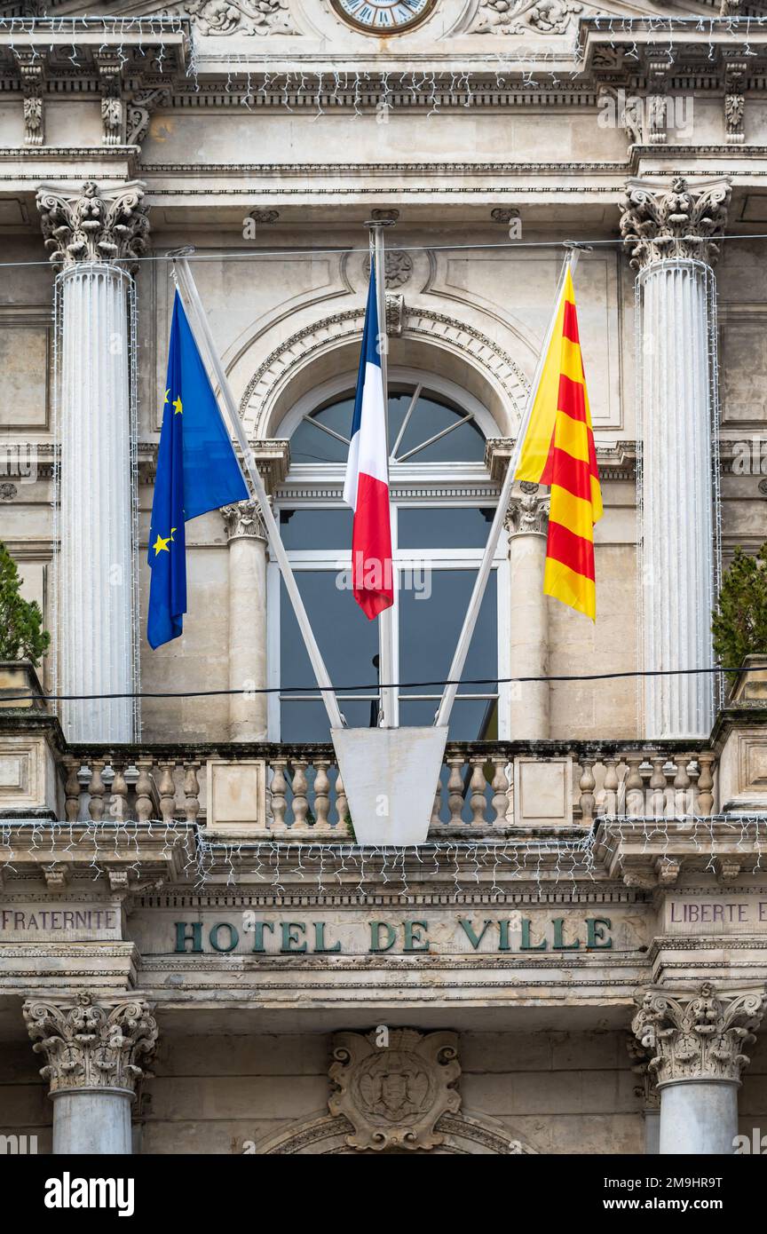Avignon, Vaucluse, Frankreich, 12 29 2022 - Fassade und Flaggen Frankreichs, der Stadt und der Region am Rathaus Stockfoto
