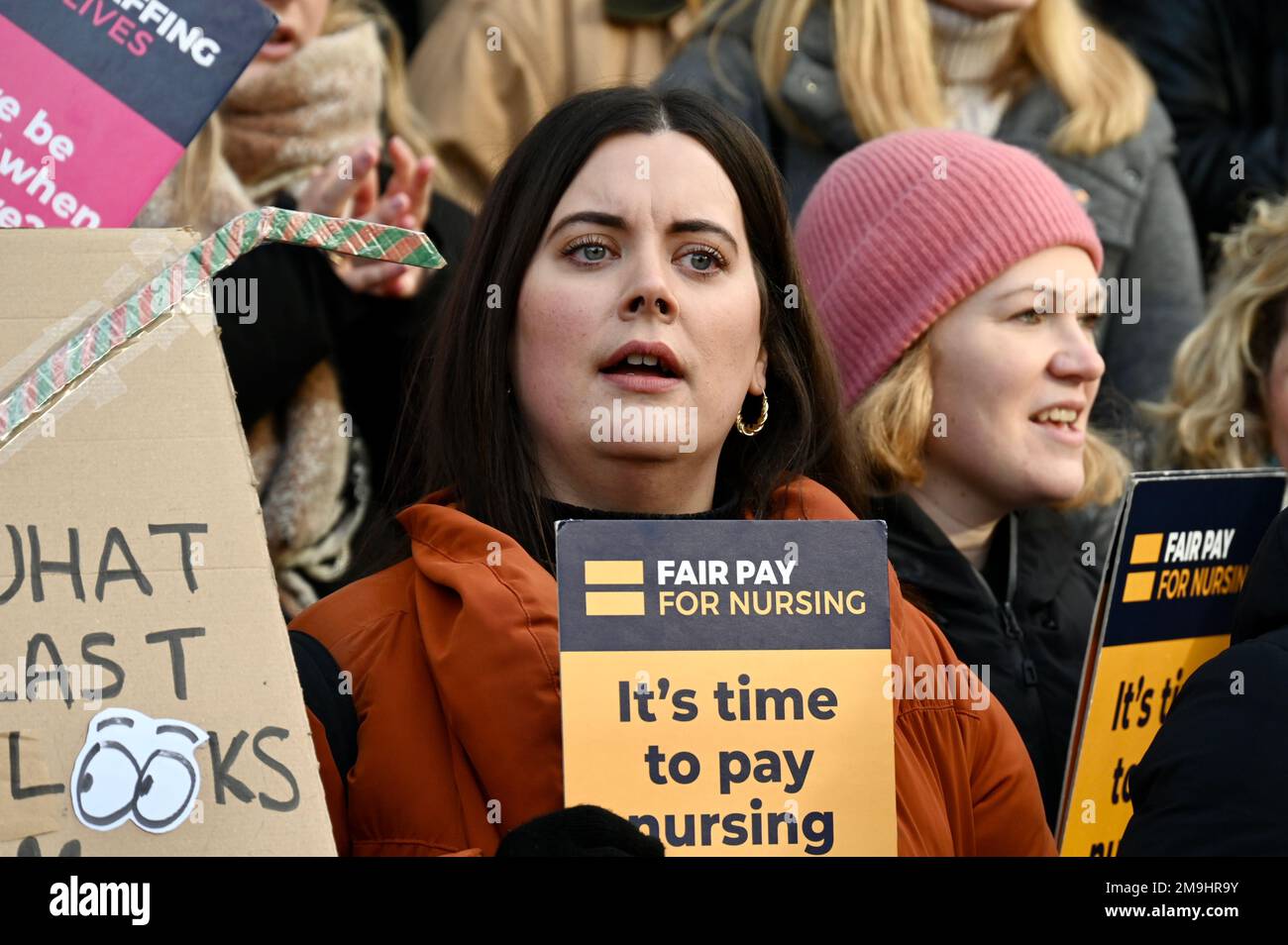 London, Großbritannien. Krankenschwestern bewachen die Streikposten am Universitätskrankenhaus. RCN-Mitglieder nehmen am Mittwoch und Donnerstag dieser Woche an zwei Streiks bei 55 NHS-Trusts in England Teil. Stockfoto