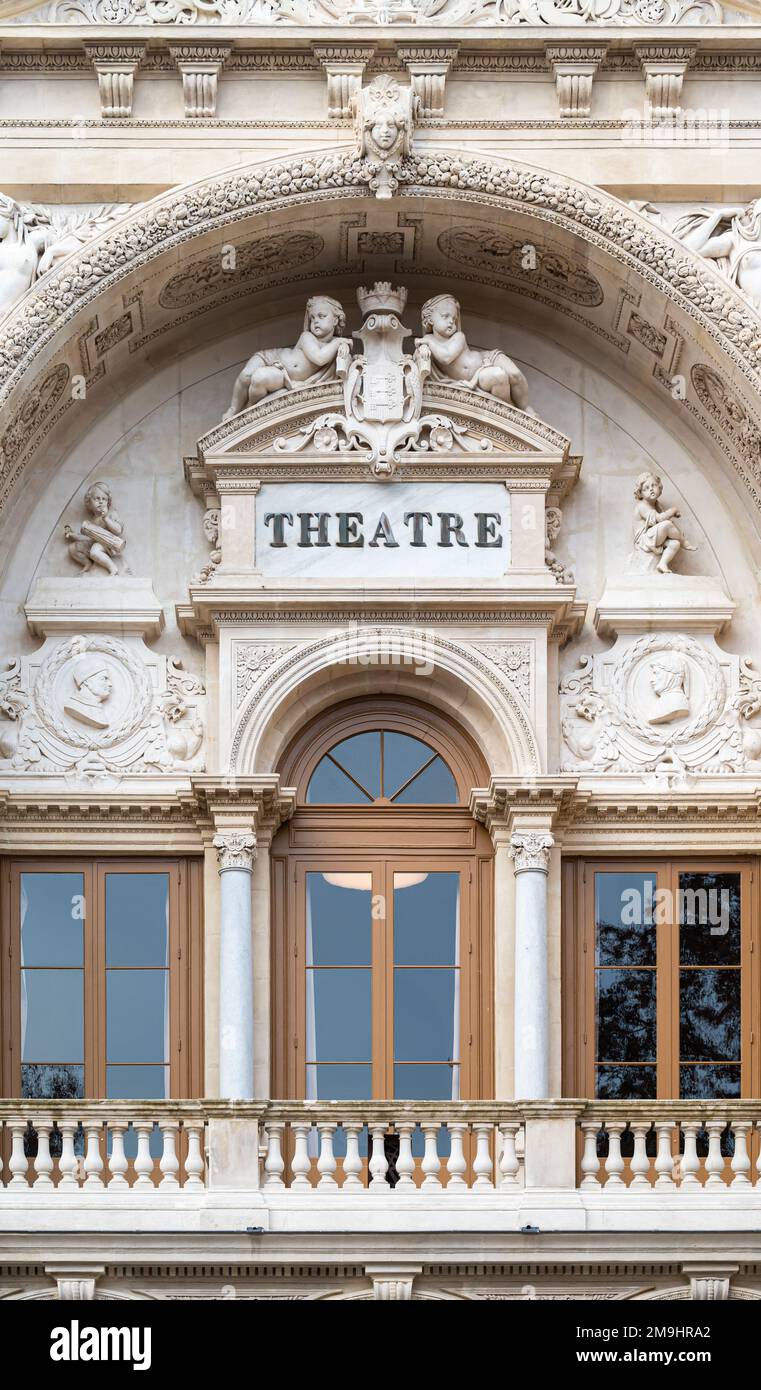 Avignon, Vaucluse, Frankreich, 12 29 2022 - dekorierter Bogengang des antiken Theaters Stockfoto