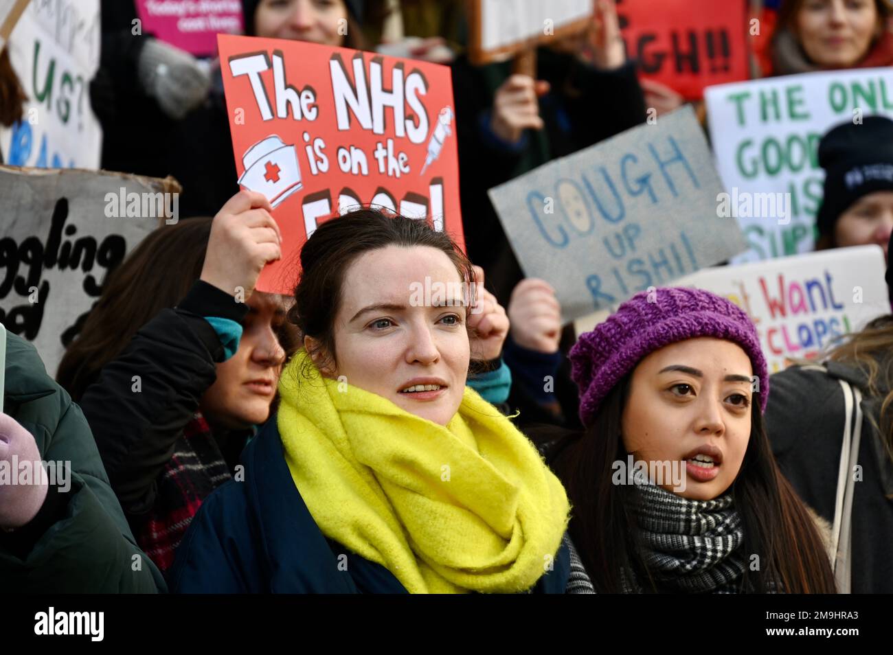 London, Großbritannien. Krankenschwestern bewachen die Streikposten am Universitätskrankenhaus. RCN-Mitglieder nehmen am Mittwoch und Donnerstag dieser Woche an zwei Streiks bei 55 NHS-Trusts in England Teil. Stockfoto