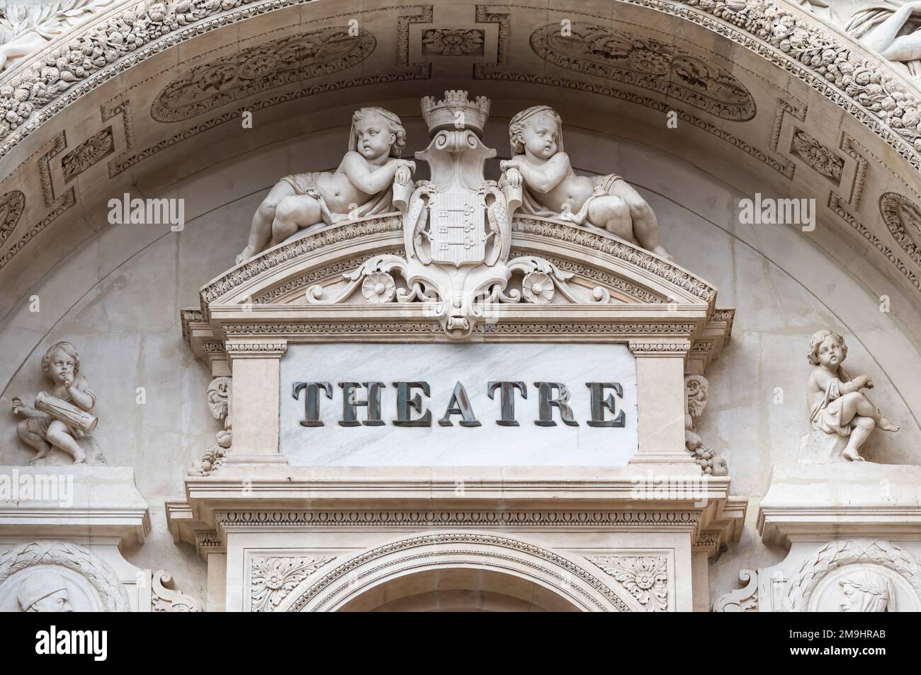 Avignon, Vaucluse, Frankreich, 12 29 2022 - dekorierter Bogengang des antiken Theaters Stockfoto