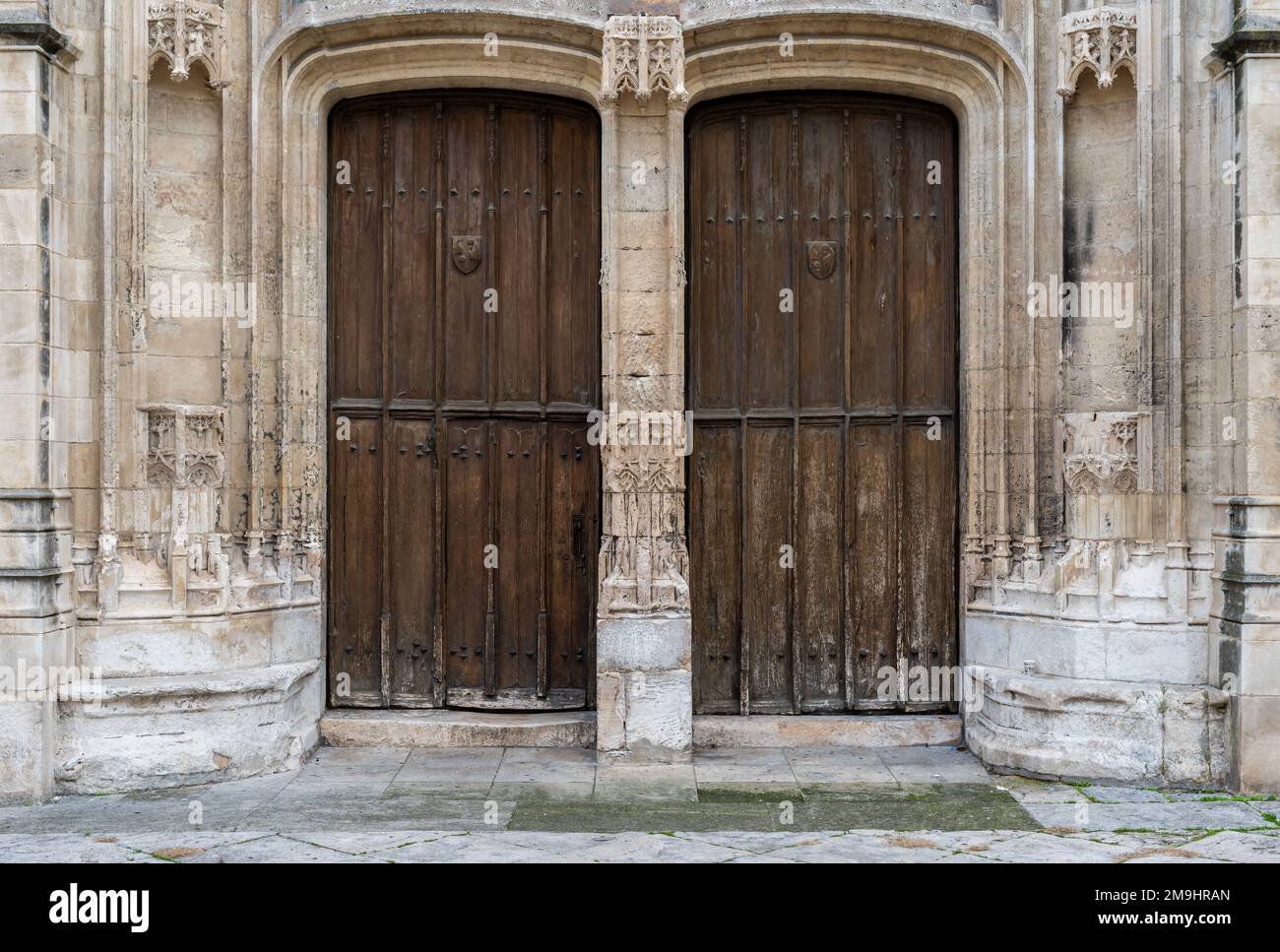 Avignon, Vaucluse, Frankreich, 12 29 2022 - Doppelte hölzerne Tür einer historischen Kirche Stockfoto