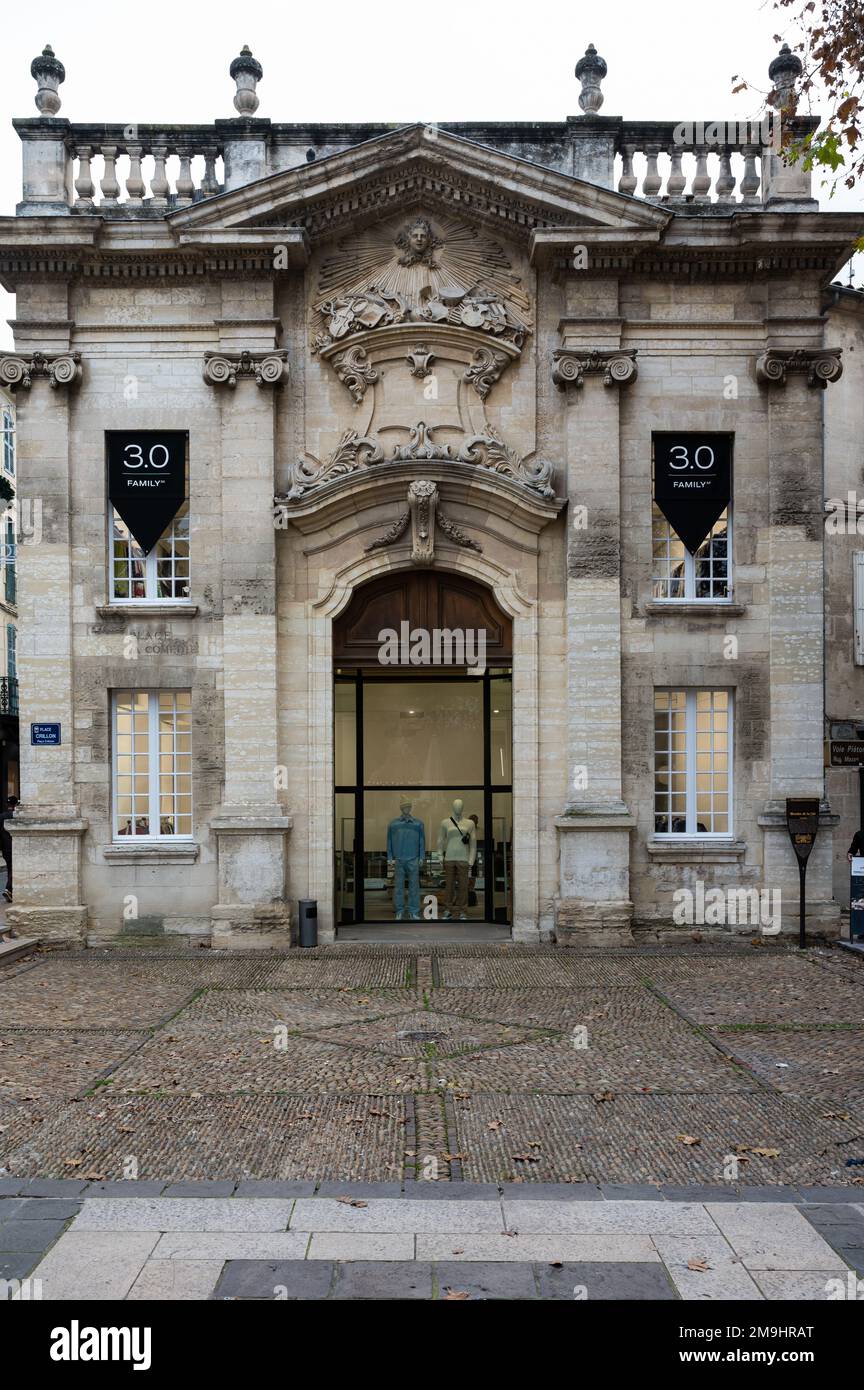 Avignon, Vaucluse, Frankreich, 12 29 2022 - Historisches Gebäude, ein ehemaliger Wachturm, jetzt ein exklusiver Modeladen Stockfoto