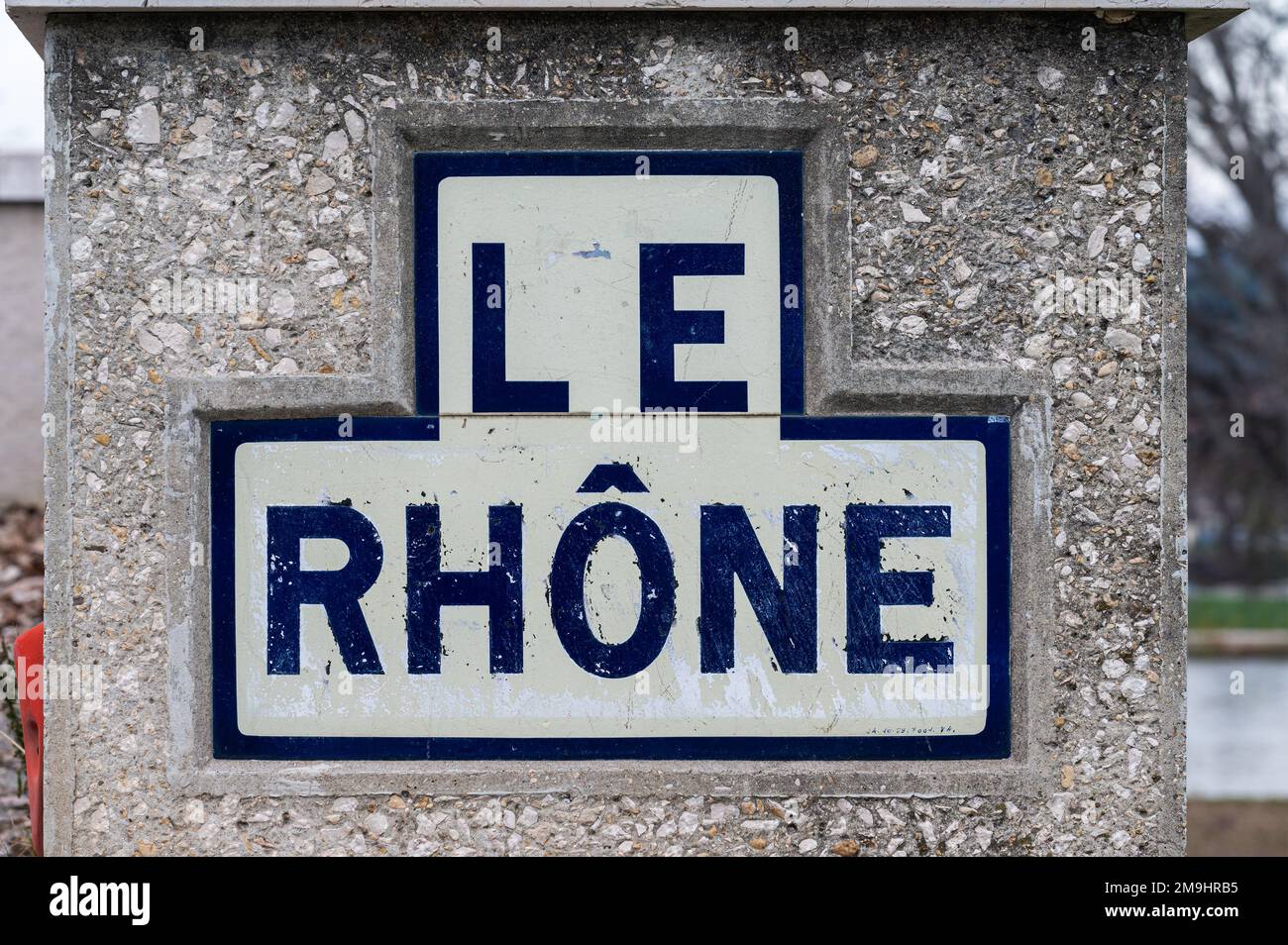Avignon, Vaucluse, Frankreich, 12 29 2022 - Text der Rhone an der Daladier-Brücke Stockfoto