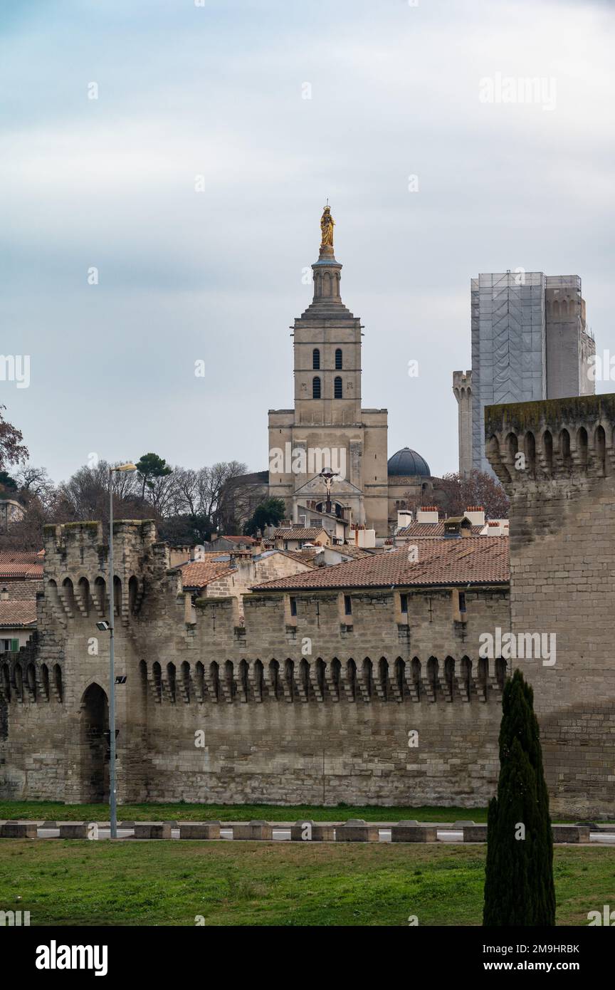Avignon, Vaucluse, Frankreich, 12 29 2022 - Panoramablick auf die Altstadt mit historischen Gebäuden im Hintergrund Stockfoto
