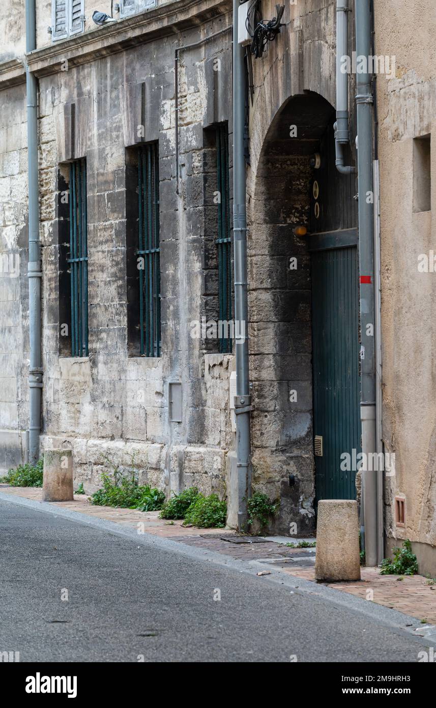 Avignon, Vaucluse, Frankreich, 12 29 2022 - abgenutzte Fassade eines historischen Gebäudes in der Altstadt Stockfoto