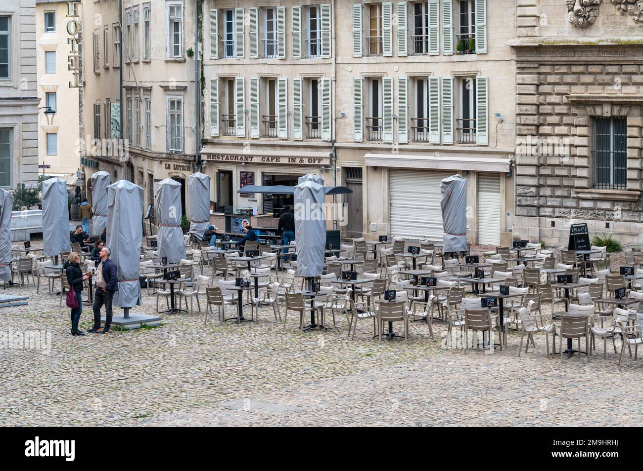 Avignon, Vaucluse, Frankreich, 12 29 2022 - Terrassen eines Restaurants am Platz des Päpstchens Stockfoto