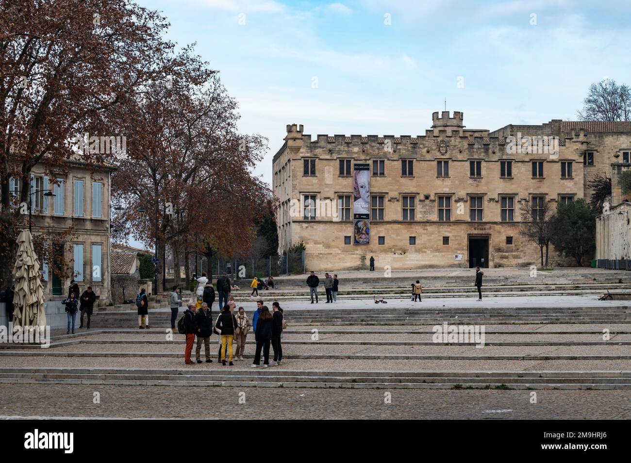 Avignon, Vaucluse, Frankreich, 12 29 2022 - Treppen am Platz des Päpstpalastes Stockfoto
