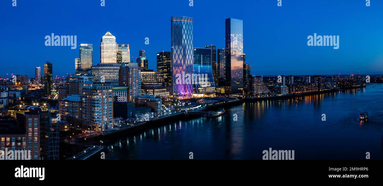 Wolkenkratzer und die Themse bei Nacht, London, England, Großbritannien Stockfoto