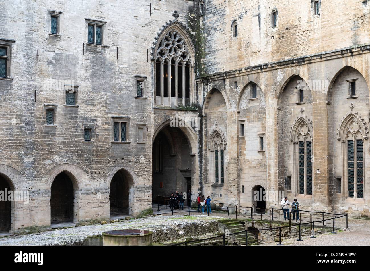 Avignon, Vaucluse, Frankreich, 12 29 2022 - mittelalterlicher Innenhof des Päpsterpalastes Stockfoto