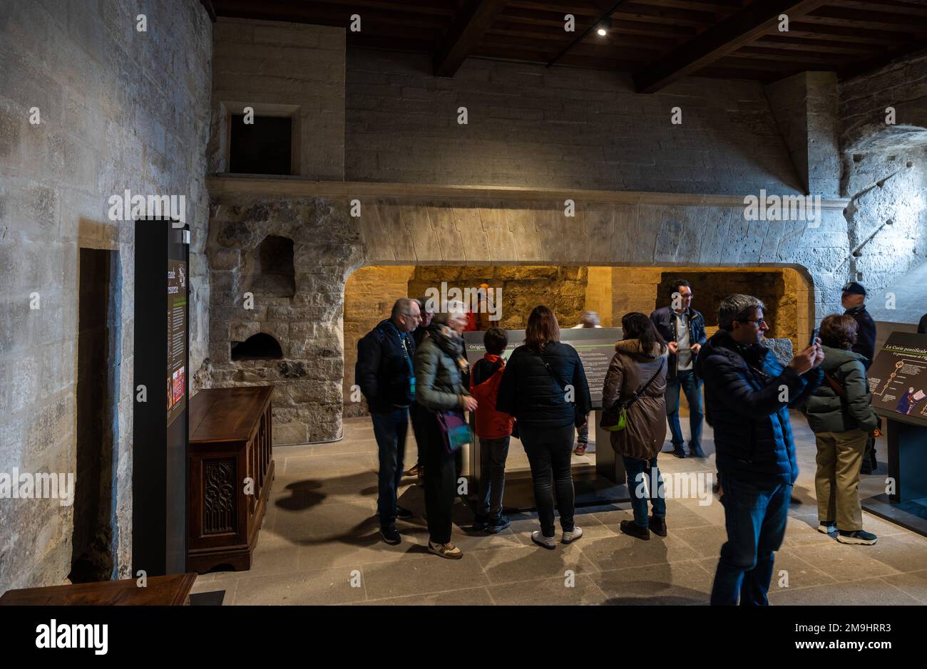 Avignon, Vaucluse, Frankreich, 12 29 2022 - Ausstellungshalle und Besucher im Palast der Päpste Stockfoto