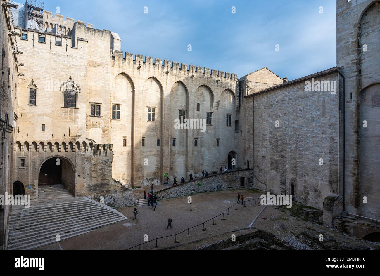 Avignon, Vaucluse, Frankreich, 12 29 2022 - mittelalterlicher Innenhof des Päpsterpalastes Stockfoto