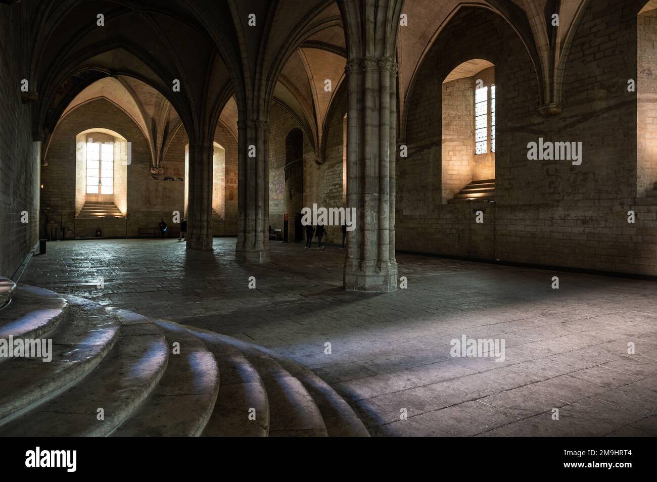 Avignon, Vaucluse, Frankreich, 12 29 2022 - Innendesign der bogenförmigen Großen Kapelle am Palast der Päpste Stockfoto