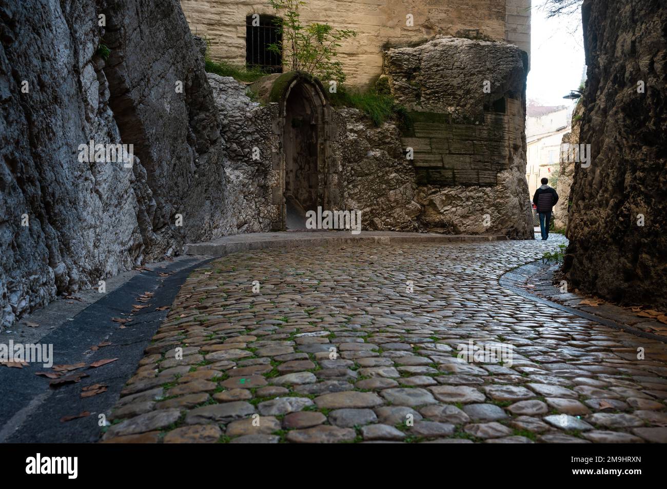 Avignon, Vaucluse, Frankreich, 12 29 2022 - kopfsteingepflasterte Gasse um den Palast der Päpste Stockfoto