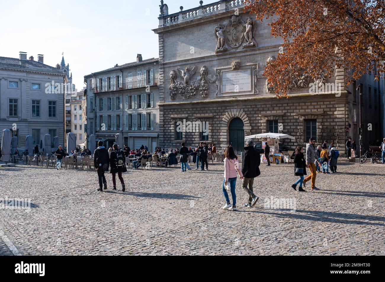Avignon, Vaucluse, Frankreich, 12 29 2022 - Platz der Päpste, Place des papes mit Touristen, die vorbeilaufen Stockfoto