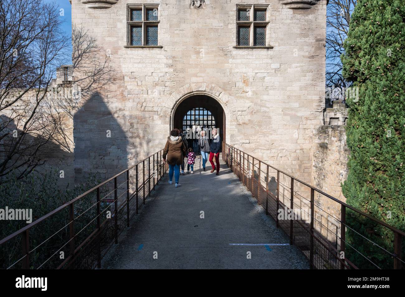 Avignon, Vaucluse, Frankreich, 12 29 2022 - Touristen, die über die historische Saint-Benezet-Brücke laufen, auch Pond d'Avignon genannt Stockfoto