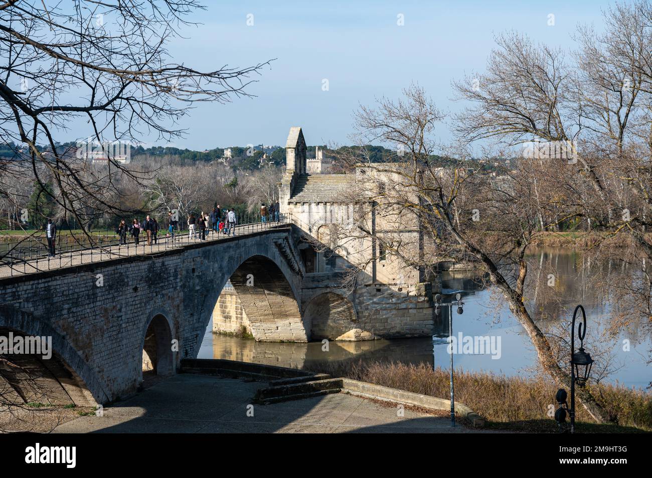 Avignon, Vaucluse, Frankreich, 12 29 2022 - Seitenblick über die historische Saint Benezet-Brücke und den Fluss Lez Stockfoto