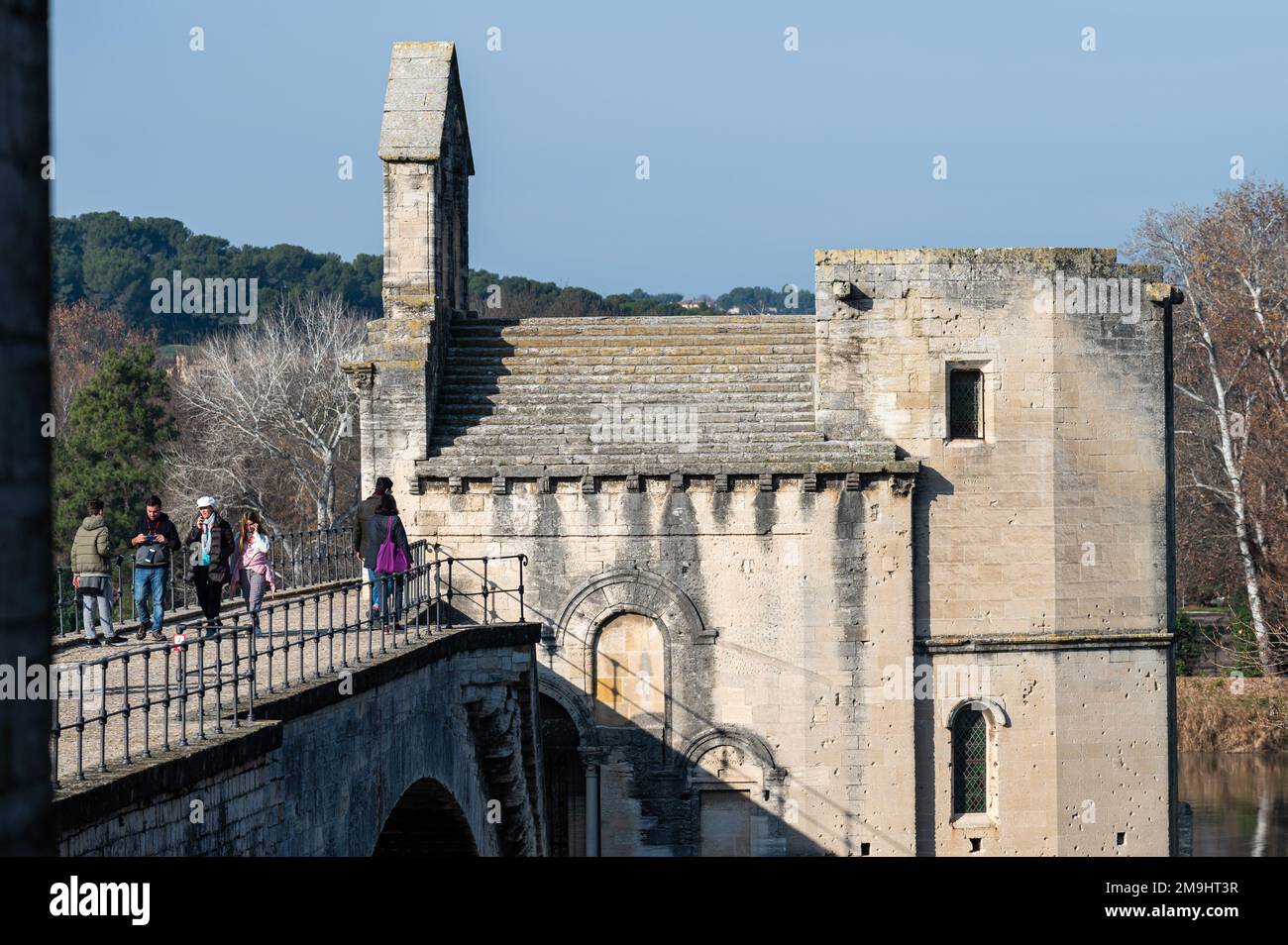 Avignon, Vaucluse, Frankreich, 12 29 2022 - Seitenblick über die historische Saint Benezet-Brücke und den Fluss Lez Stockfoto