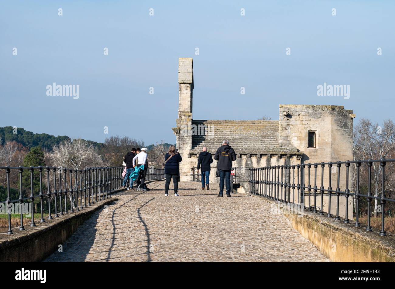 Avignon, Vaucluse, Frankreich, 12 29 2022 - Seitenblick über die historische Saint Benezet-Brücke und den Fluss Lez Stockfoto