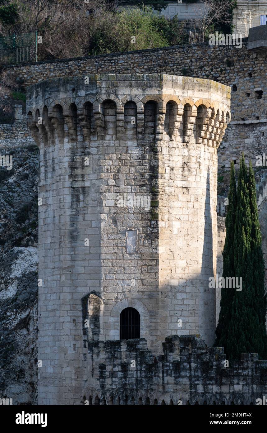 Avignon, Vaucluse, Frankreich, 12 29 2022 - Wachturm am Fluss Lez in Richtung Saint Benezet Brücke Stockfoto