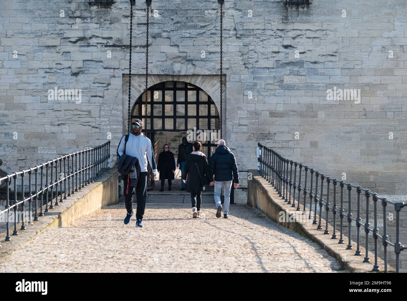 Avignon, Vaucluse, Frankreich, 12 29 2022 - Touristen, die über die historische Saint-Benezet-Brücke laufen, auch Pond d'Avignon genannt Stockfoto