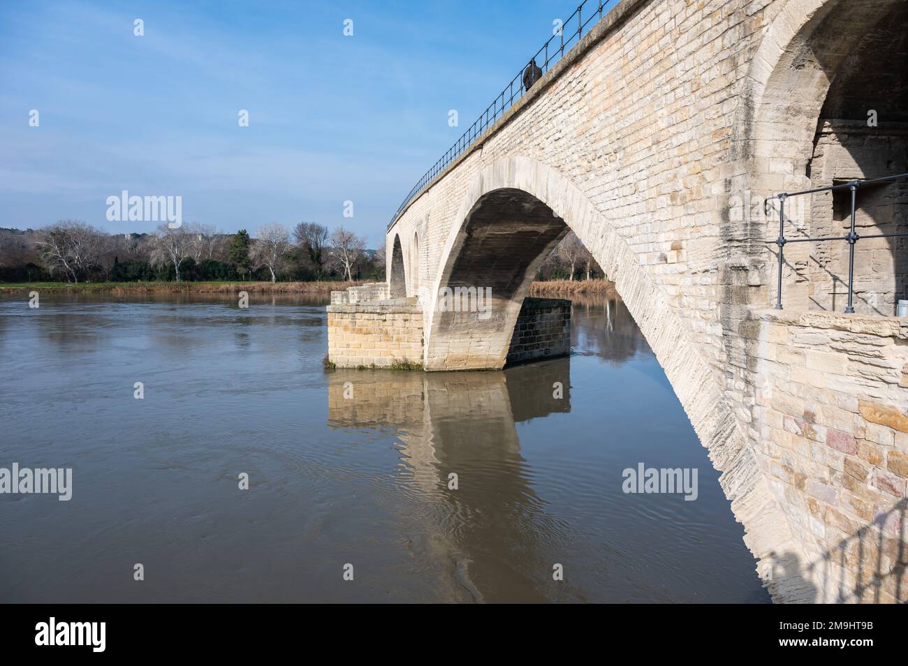 Avignon, Vaucluse, Frankreich, 12 29 2022 - Seitenblick über die historische Saint Benezet-Brücke und den Fluss Lez Stockfoto