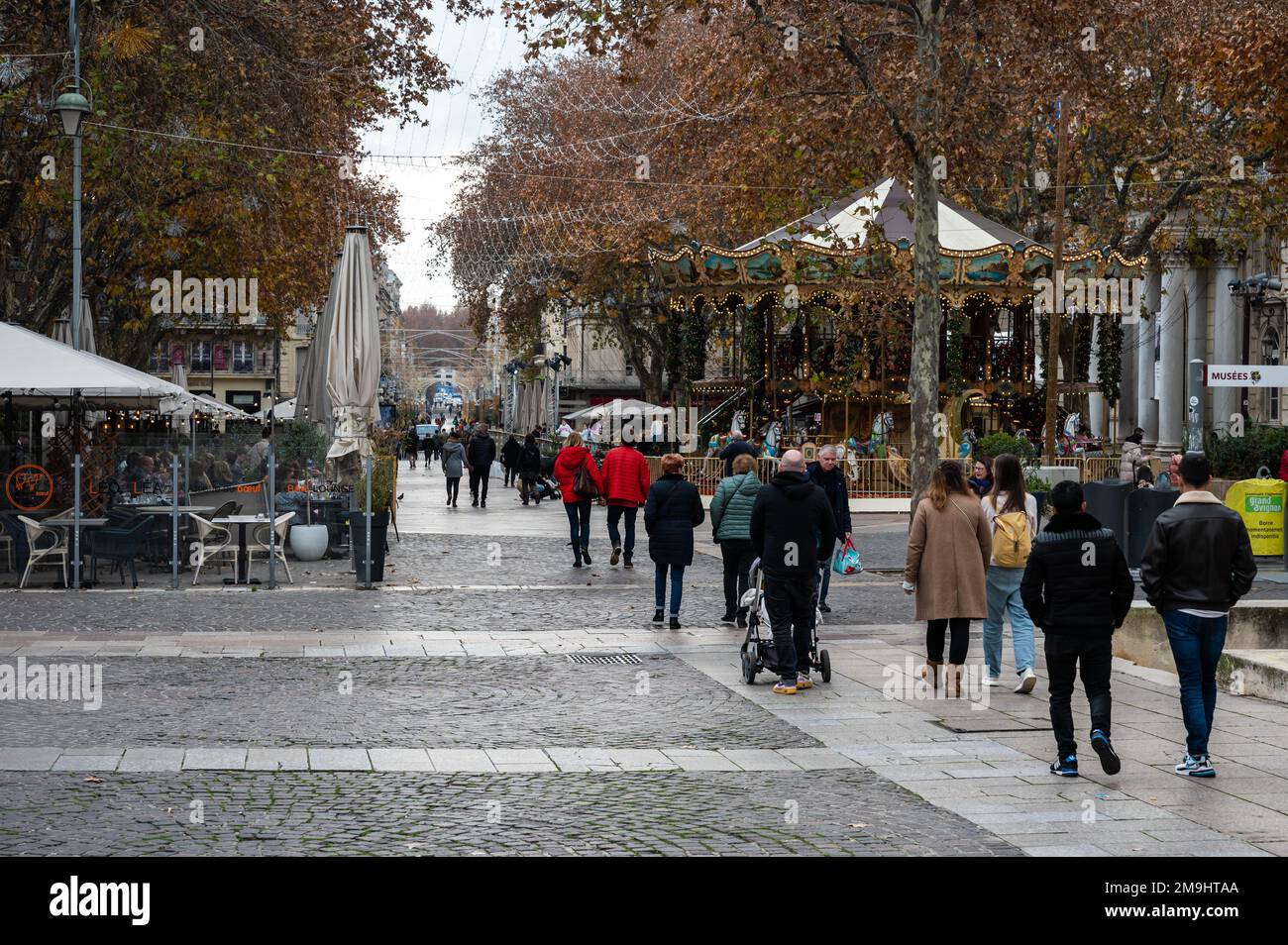 Avignon, Vaucluse, Frankreich, 12 29 2022 - Menschen, die über einen historischen Platz in der Altstadt spazieren Stockfoto