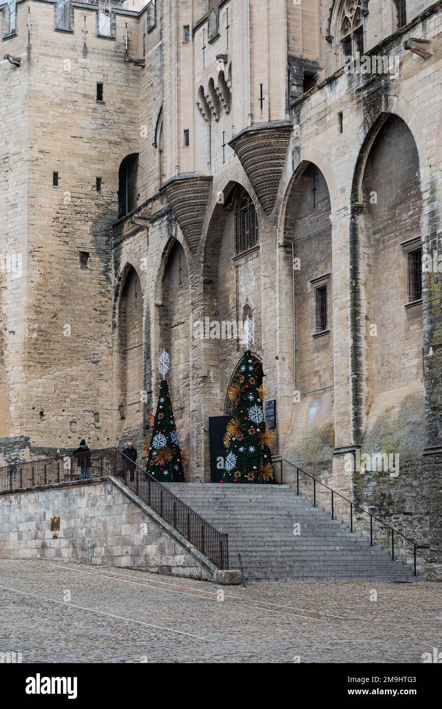 Avignon, Vaucluse, Frankreich, 12 29 2022 - der katholische Petersplatz und die Kirche Stockfoto