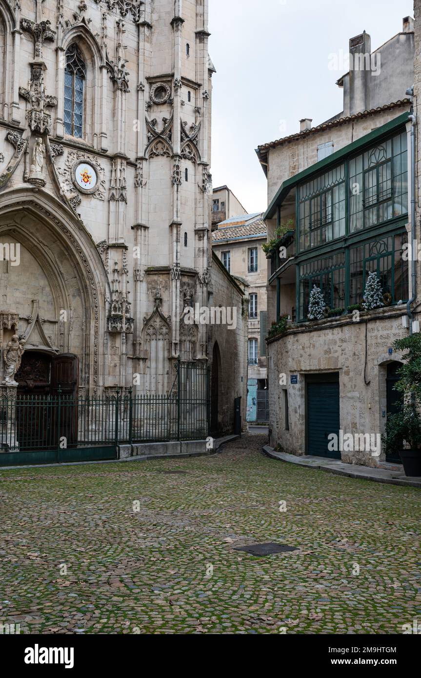 Avignon, Vaucluse, Frankreich, 12 29 2022 - der katholische Petersplatz und die Kirche Stockfoto