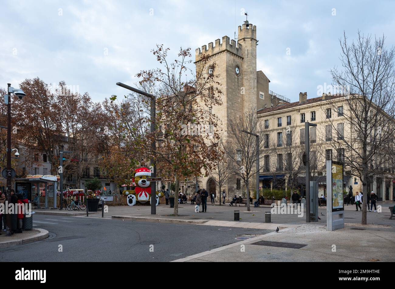 Avignon, Vaucluse, Frankreich, 12 29 2022 - Historischer Platz und Gebäude in der Altstadt Stockfoto