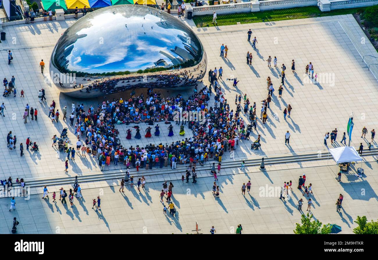 Vor der Cloudgate Sculpture, Millennium Park, Chicago, Illinois, USA, wird eine Straßenaufführung geboten Stockfoto