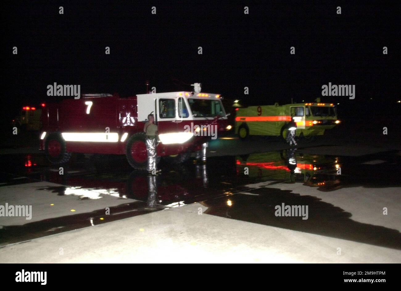 Zwei US Air Force (USAF) P-19 Unfall- und Feuerrettungsfahrzeuge aus dem  143. Airlift Wing (AW), Feuerwehr, reagieren auf einen Alarm auf der  Fluglinie im Combat Readiness Training Center, das sich in Gulfport,