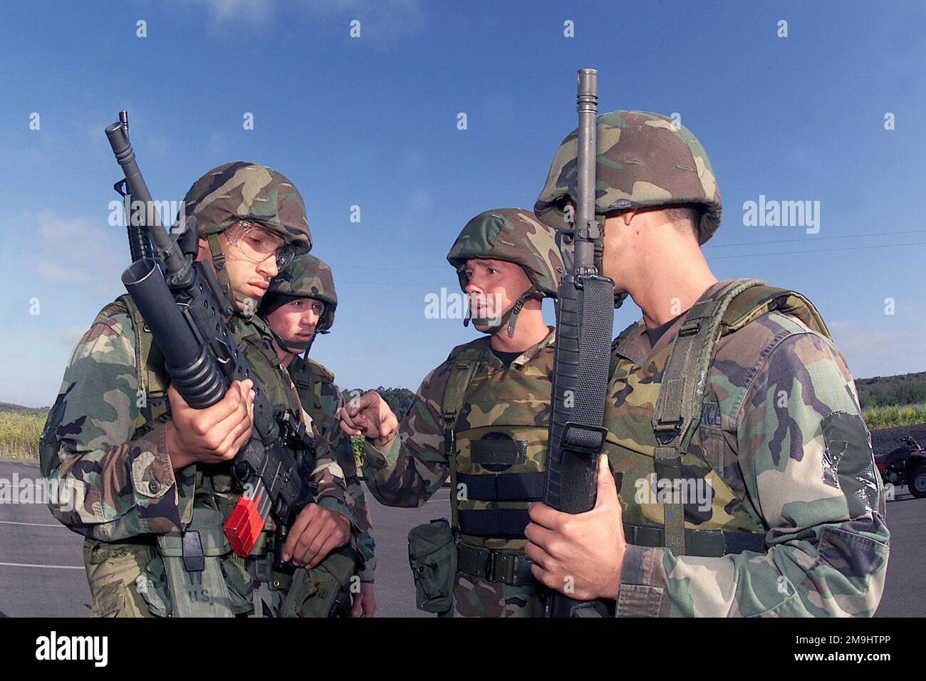 020507-F-6844O-009. [Complete] Szene Caption: US Air Force (USAF) AIRMAN First Class (A1C) Jasen Rodriguez (links), bewaffnet mit einem 5,56mm M16A1 Gewehr mit einem 40mm M203 Granatenwerfer, hört die Anweisungen seines Teamchefs, USAF First Lieutenant (1LT) Tim McCarty (Mitte) als STAFF Sergeant (SSGT) David Ball (Hintergrund), Und A1C Brad Terry, sieh mal. Sie sind Mitglied des 45. Space Wing (SW) Security Forces Squadron (SFS) und bereiten sich auf die Teilnahme am Schießwettbewerb auf dem Luftwaffenstützpunkt Vandenberg (AFB) California (CA) während der Übung GUARDIAN CHALLENGE 2002 vor. Guardian Challenge, A Stockfoto
